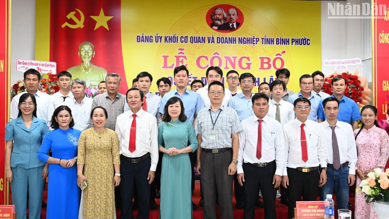 Các đại biểu chụp hình lưu niệm với Chi bộ cơ sở công ty TNHH Long Fa