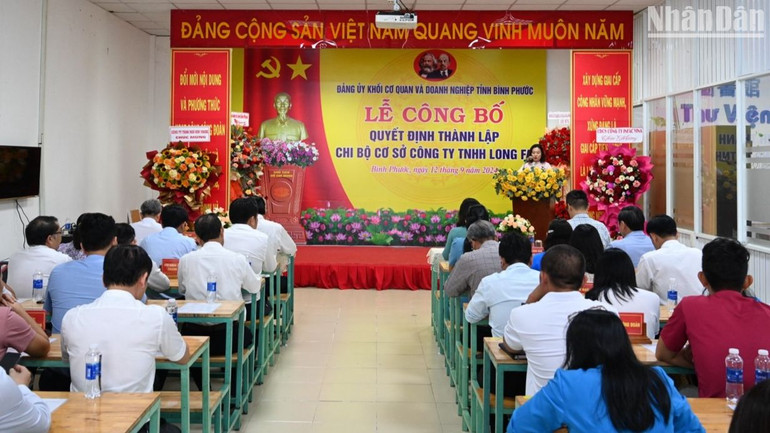 Không khí trang trọng Lễ công bố thành lập Chi bộ cơ sở công ty TNHH Long Fa.
