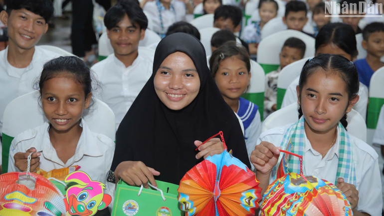 Niềm vui của các em khi tham gia chương trình "Bên cương-Đêm hội trăng rằm"