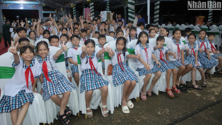 Các em thiếu nhi vui cùng chương trình "Biên cương-Đêm hội trăng rằm