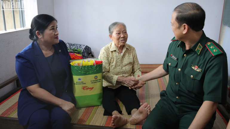 Lãnh đạo Bộ Tư lệnh Bộ đội biên phòng và lãnh đạo tỉnh Bình Phước thăm gia đình chính sách tiêu biểu là bà Trần Thị Mận (vợ liệt sĩ) ở huyện Bù Đốp