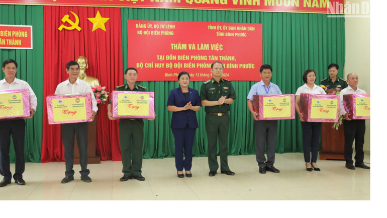 Lãnh đạo Bộ tư lệnh Bộ đội biên phòng và lãnh đạo tỉnh Bình Phước tặng quà cho các đơn vị có nhiều đóng góp cho phát triển kinh tế-xã hội trên địa bàn huyện Bù Đốp