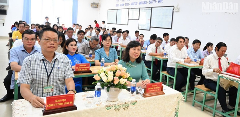 Các đại biểu về dự Lễ công bố thành lập Chi bộ cơ sở công ty TNHH Long Fa.