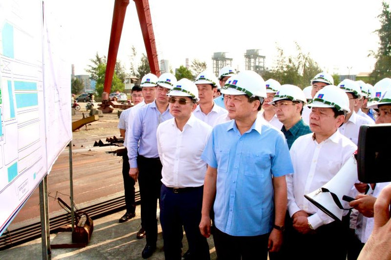 Phó Thủ tướng Lê Minh Khái khảo sát trên công trường Công ty Công nghiệp tàu thủy Dung Quất.