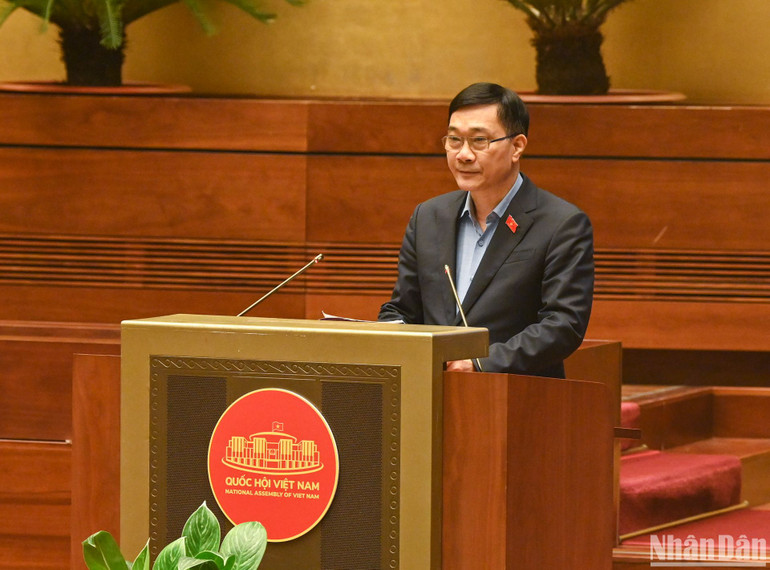 Chủ nhiệm Ủy ban Kinh tế Vũ Hồng Thanh trình bày Báo cáo tóm tắt một số vấn đề lớn còn ý kiến khác nhau về dự án Luật Hợp tác xã (sửa đổi).