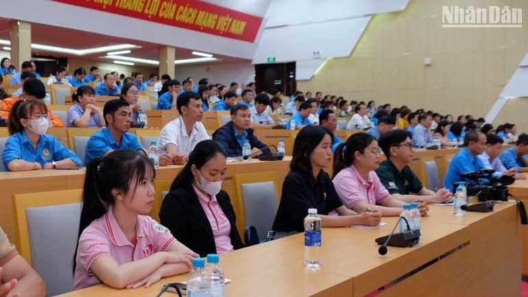 Cán bộ, đoàn viên công đoàn và công nhân lao động tham dự buổi đối thoại với đồng chí Bí thư Tỉnh ủy Bình Phước Nguyễn Mạnh Cường.