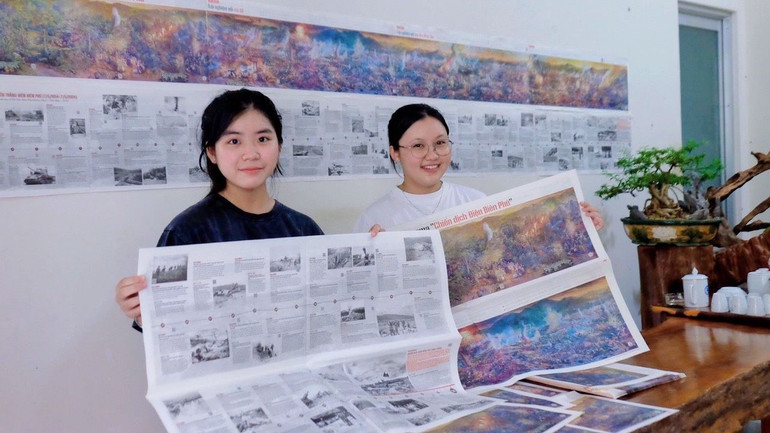 Hoàng Ngọc Khánh Linh và Nguyễn Thị Yến Nhi là học sinh lớp 12A4, Trường trung học phổ thông Chơn Thành (thị xã Chơn Thành) đón nhận phụ san đặc biệt của Báo Nhân Dân.