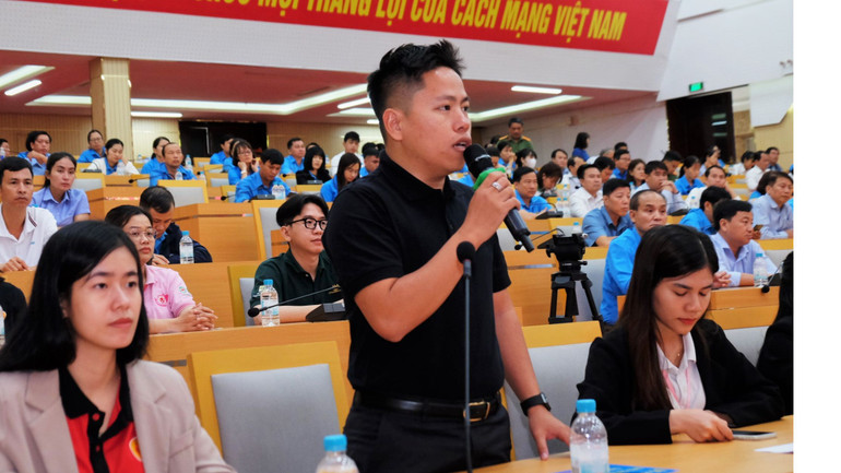 Đoàn viên công đoàn phát biểu ý kiến, kiến nghị với Bí thư tỉnh ủy Bình Phước Nguyễn Mạnh Cường.