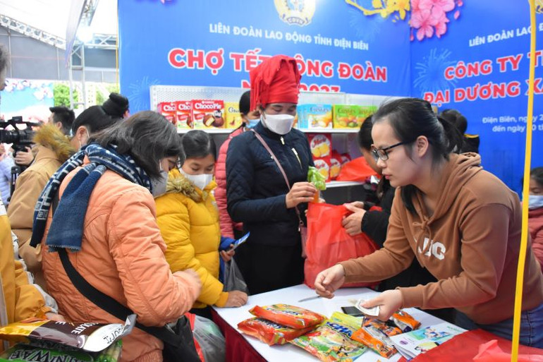 Đoàn viên, người lao động mua hàng giảm giá tại các gian hàng.