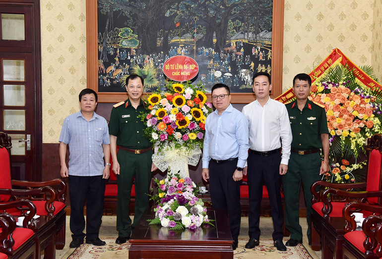 Đoàn đại biểu Bộ Tư lệnh 86 - Bộ Quốc phòng chúc mừng Báo Nhân Dân. (Ảnh: Trần Hải)