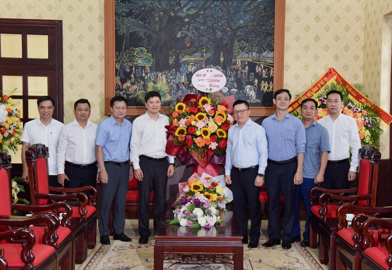 Đoàn đại biểu thành phố Hải Phòng cảm ơn Báo Nhân Dân đã đồng hành cùng sự phát triển của thành phố. (Ảnh: Trần Hải)