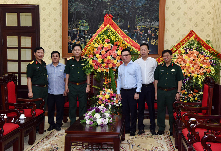 Đoàn đại biểu Quân ủy Trung ương - Bộ Quốc phòng do Trung tướng Nguyễn Văn Gấu dẫn đầu chúc mừng Báo Nhân Dân. (Ảnh: Trần Hải)