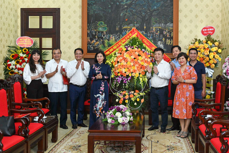 Đồng chí Nguyễn Thị Tuyến, Ủy viên Trung ương Đảng, Phó Bí thư Thường trực Thành ủy Hà Nội thăm và chúc mừng Báo Nhân Dân. (Ảnh: DUY LINH)