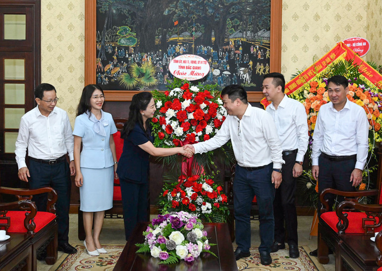 Phó Tổng Biên tập Quế Đình Nguyên bắt tay đồng chí Lê Thị Thu Hồng, Phó Bí thư Thường trực Tỉnh ủy, Chủ tịch Hội đồng nhân dân tỉnh Bắc Giang. (Ảnh: DUY LINH)