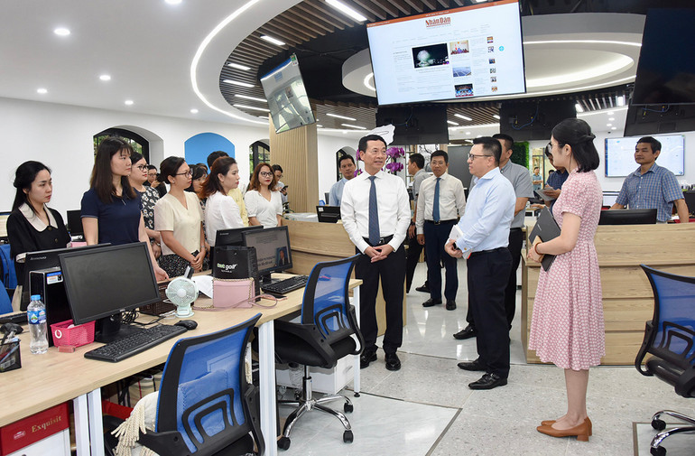 Bộ trưởng Nguyễn Mạnh Hùng trò chuyện với cán bộ, biên tập viên, phóng viên Báo Nhân Dân. (Ảnh: Trần Hải)