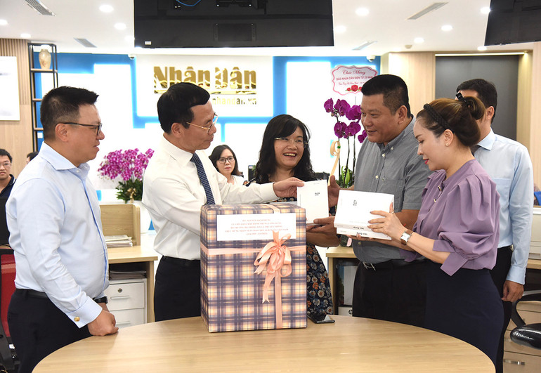 Bộ trưởng Nguyễn Mạnh Hùng tặng quà lãnh đạo Ban Nhân Dân điện tử. (Ảnh: Trần Hải)