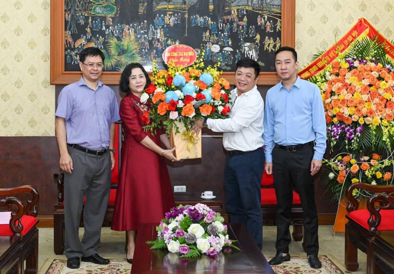 Đồng chí Nguyễn Thị Thanh chúc mừng Báo Nhân Dân nhân dịp 21/6. (Ảnh: DUY LINH)