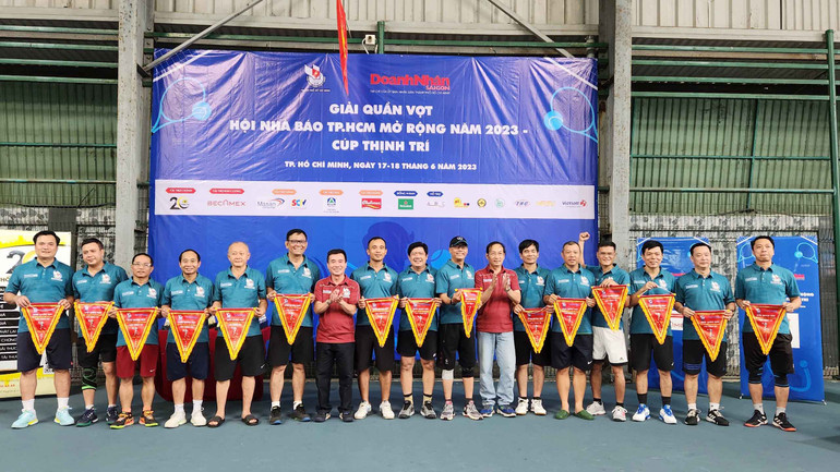 Đại diện 18 đơn vị báo, đài và các đối tác tham dự giải.