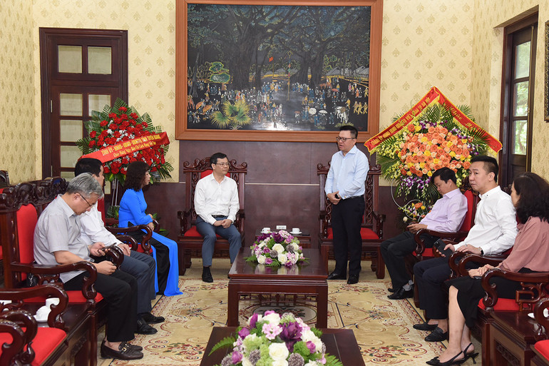 Tổng Biên tập Lê Quốc Minh cảm ơn sự quan tâm của Đoàn đại biểu tỉnh Tuyên Quang dành cho đội ngũ người làm Báo Nhân Dân. (Ảnh: Trần Hải)