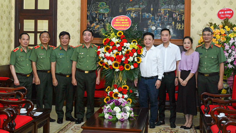 Thứ trưởng Công an Trần Quốc Tỏ tặng hoa chúc mừng Báo Nhân Dân. (Ảnh: DUY LINH)