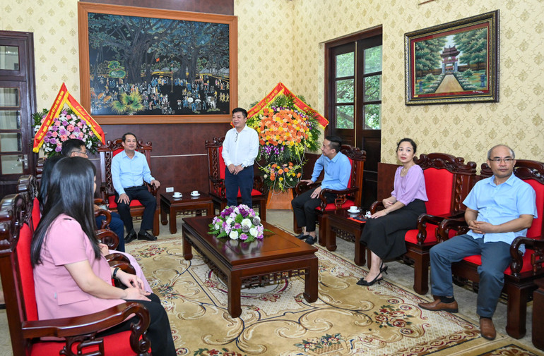 Phó Tổng Biên tập Quế Đình Nguyên cảm ơn tình cảm quý báu Đoàn đại biểu tỉnh Ninh Bình dành cho Báo Nhân Dân. (Ảnh: DUY LINH)