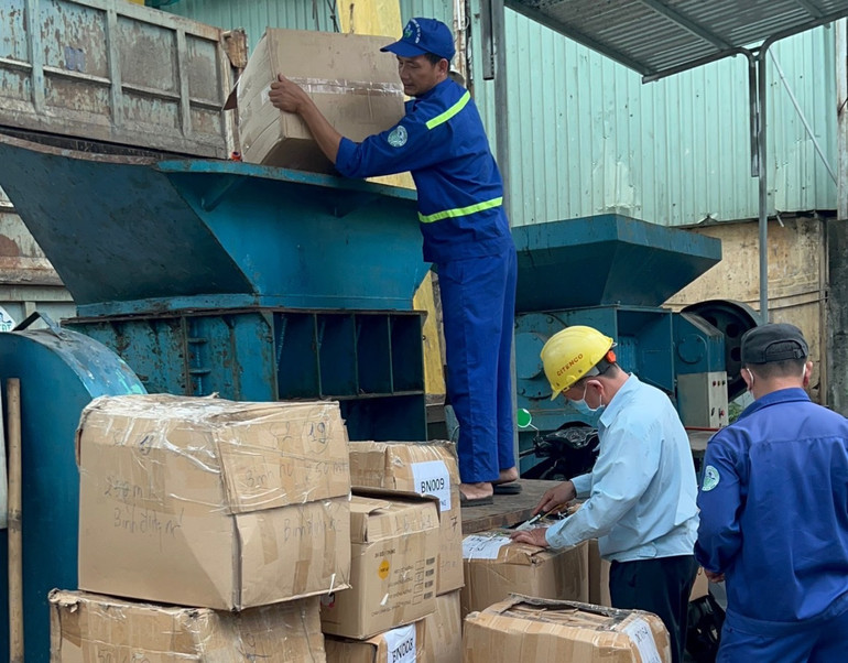 Sản phẩm hàng hóa vi phạm được tiêu hủy. (Ảnh: Cục Quản lý thị trường Thành phố Hồ Chí Minh)