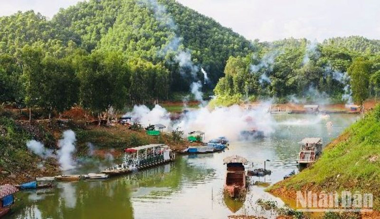 Diễn tập A2 trên hồ Thác Bà. Diễn tập A2 trên hồ Thác Bà.