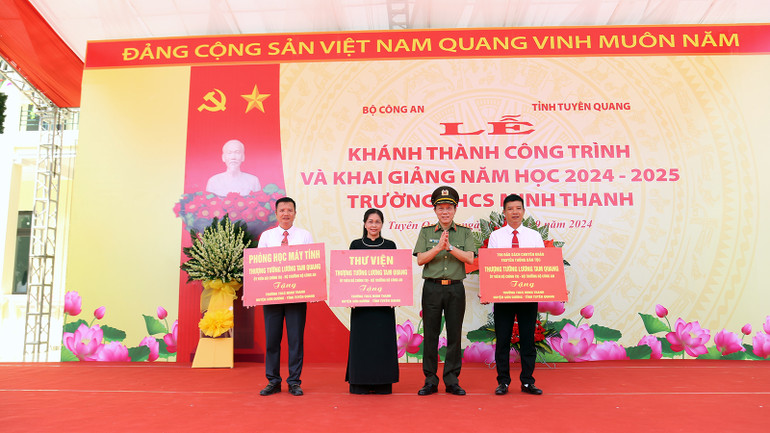 Thượng tướng Lương Tam Quang, Bộ trưởng Công an trao biển biểu trưng quà tặng cho Ban Giám hiệu Trường trung học cơ sở Minh Thanh.