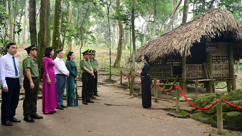 Đoàn công tác của Bộ Công an và các đồng chí lãnh đạo tỉnh Tuyên Quang dâng hương tại Lán Nà Nưa.
