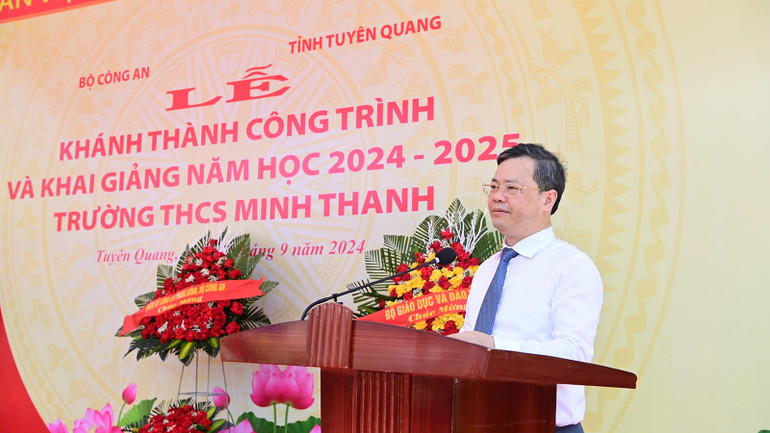 Đồng chí Nguyễn Văn Sơn, Chủ tịch Ủy ban nhân dân tỉnh Tuyên Quang phát biểu tại buổi lễ khánh thành công trình Trường trung học cơ sở Minh Thanh.