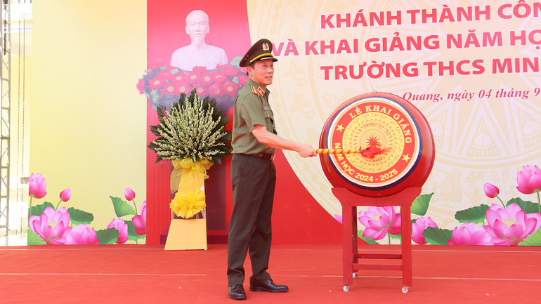 Thượng tướng Lương Tam Quang, Bộ trưởng Công an đánh trống khai giảng năm học mới tại Trường trung học cơ sở Minh Thanh.