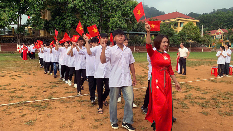 Đón học sinh lớp 10 tại Trường trung học phổ thông Hàm Yên, huyện Hàm Yên.