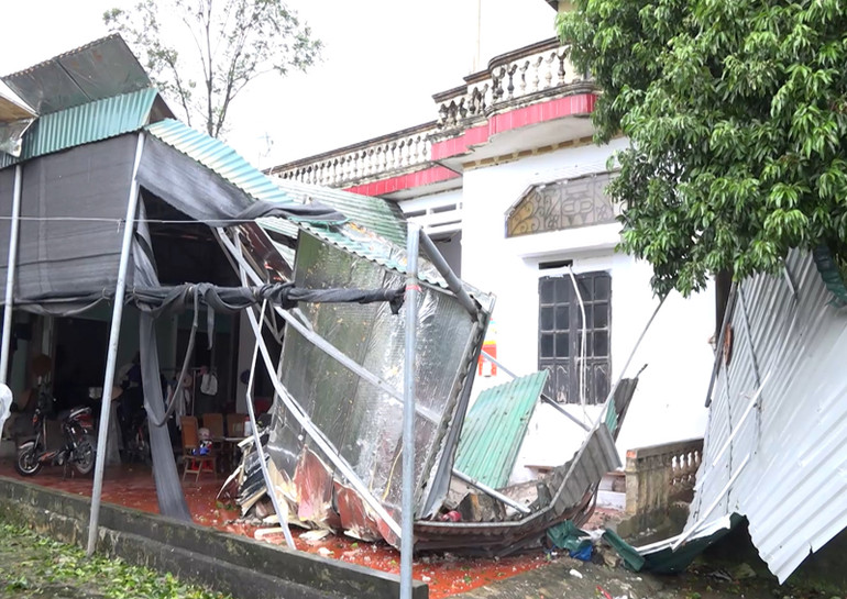 Nhà dân tại huyện Sơn Dương bị bay mái tôn.