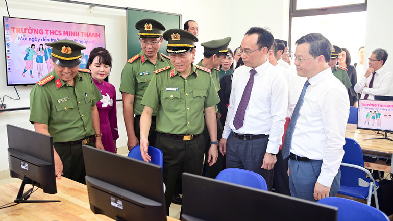 Thượng tướng Lương Tam Quang, Bộ trưởng Công an cùng đại biểu tham quan cơ sở vật chất nhà trường.