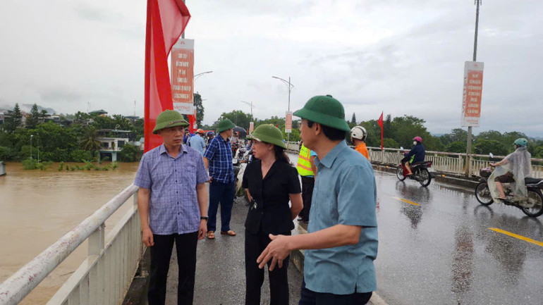 Đồng chí Lê Thị Kim Dung, Phó Bí thư Thường trực Tỉnh ủy, Chủ tịch HĐND tỉnh đi kiểm tra, chỉ đạo công tác phòng chống lụt bão trên địa bàn thành phố Tuyên Quang.