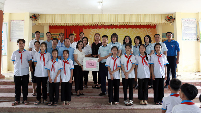 Đoàn trao hỗ trợ tại Trường THCS Chiêu Yên, xã Chiêu Yên, huyện Yên Sơn, tỉnh Tuyên Quang.