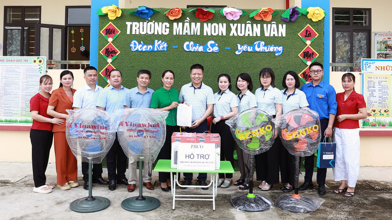 Đoàn trao hỗ trợ hiện vật và tiền tại Trường mầm non Xuân Vân dưới sự chứng kiến của đại diện Ủy ban MTTQ tỉnh Tuyên Quang và lãnh đạo Phòng Giáo dục huyện Yên Sơn.