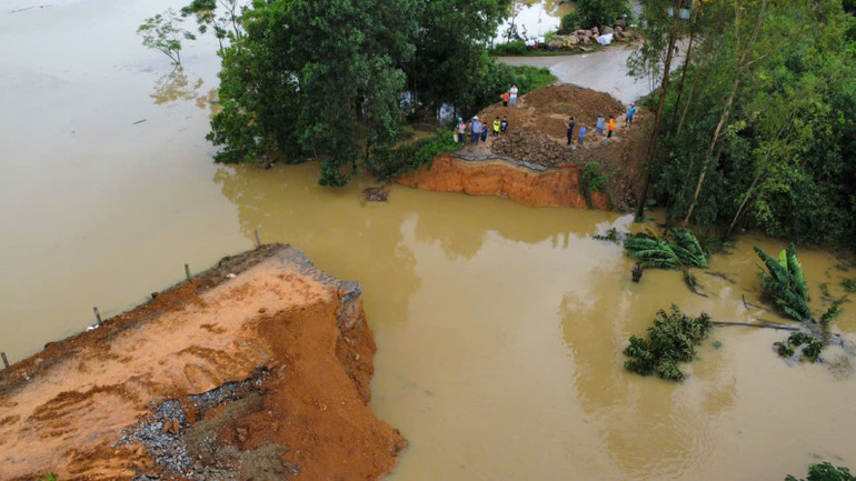 Một đoạn đê sông Lô qua xã Quyết Thắng đã bị vỡ do nước sông lên cao.