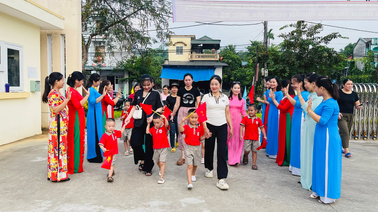 Các cô giáo Trường mầm non Kim Phú, thành phố Tuyên Quang đón học sinh trong ngày khai giảng.