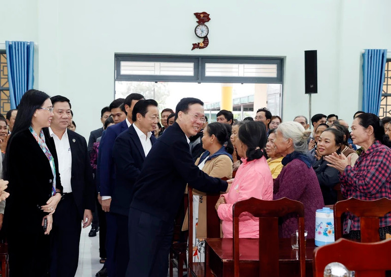 Chủ tịch nước Võ Văn Thưởng thăm hỏi nhân dân xã nông thôn mới Bình Thuận, huyện Bình Sơn.