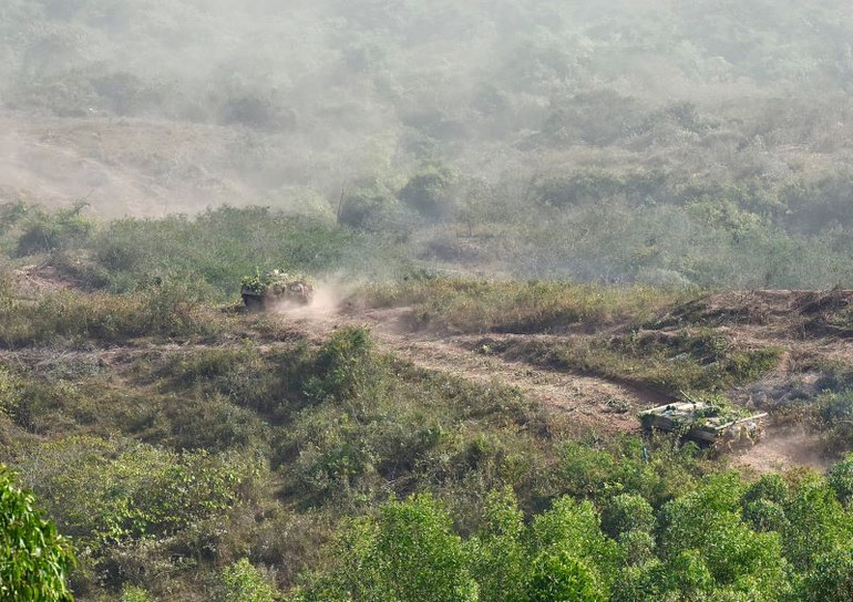 Xe tăng hành quân tiếp cận mục tiêu.