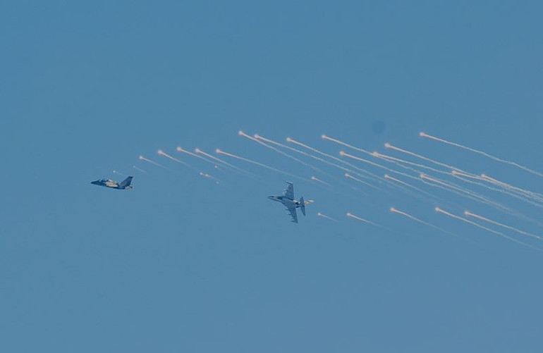 Máy bay Su-30MK2 tham gia diễn tập.