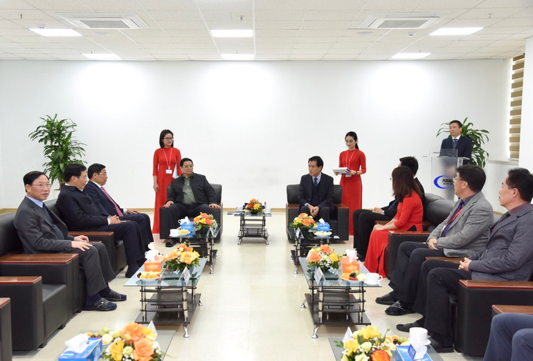 Thủ tướng Phạm Minh Chính thăm Công ty Hana Micron Vina.
