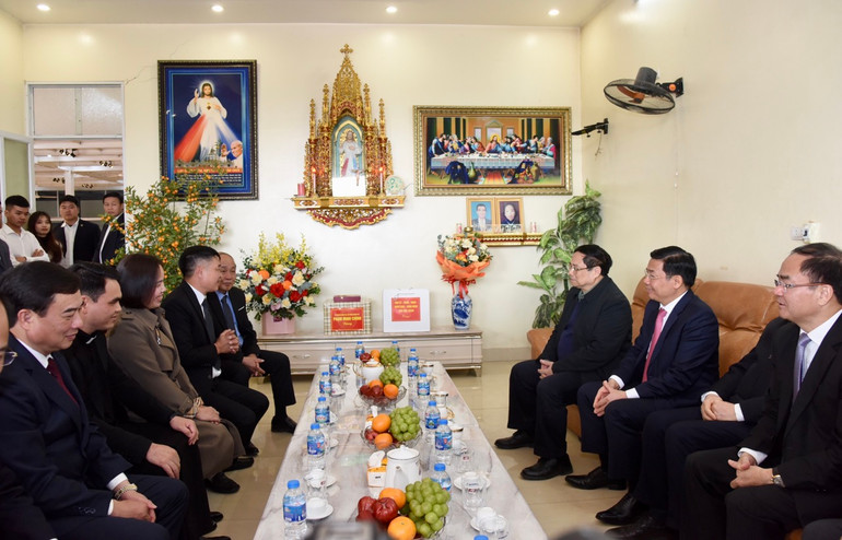 Thủ tướng Phạm Minh Chính thăm một gia đình Công giáo ở Bắc Giang.
