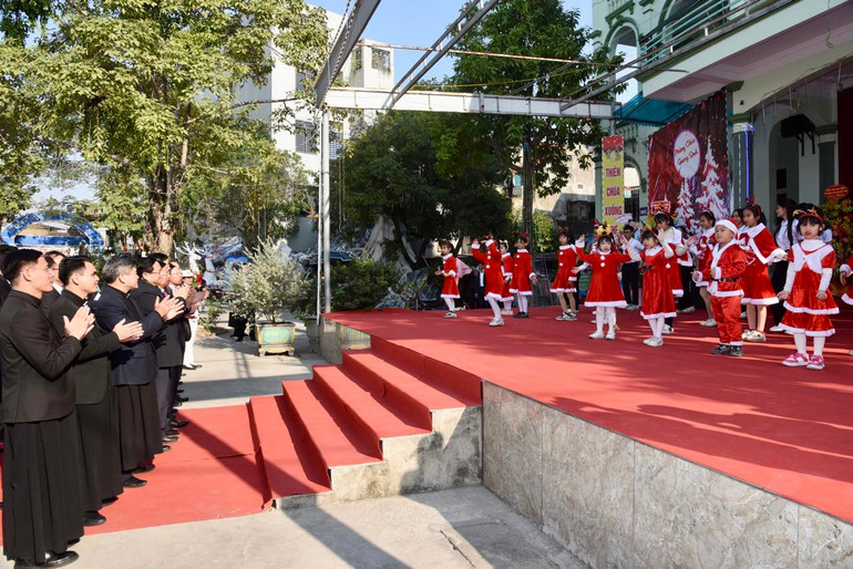 Thủ tướng Phạm Minh Chính và các đại biểu thưởng thức tiết mục văn nghệ chào mừng Giáng sinh của các em thiếu nhi.