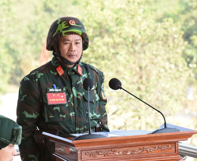 Đại diện lãnh đạo Quân đoàn 12 trình bày báo cáo về buổi diễn tập bắn đạn thật năm 2023.