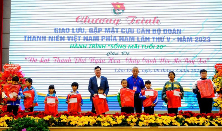 Trao học bổng tặng các học sinh vượt khó học giỏi tại thành phố Đà Lạt.