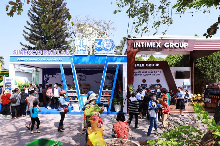 Các gian hàng trưng bày các sản phẩm cà-phê, sản phẩm phụ trợ trong ngành cà-phê tại Hội chợ triển lãm chuyên ngành cà-phê năm 2023.