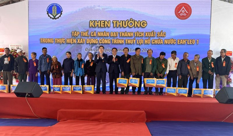Bộ trưởng Bộ Nông nghiệp và Phát triển nông thôn Lê Minh Hoan và Bí thư Tỉnh ủy Đắk Lắk Nguyễn Đình Trung tặng quà cho các đối tượng chính sách trên địa bàn xã Ea H’leo.