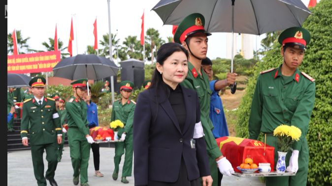 Bí thư Tỉnh ủy Bình Phước Tôn Ngọc Hạnh cùng các chiến sĩ đưa các hài cốt liệt sĩ về nơi an nghỉ cuối cùng.